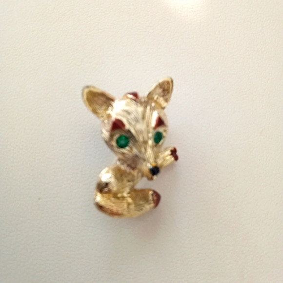 Fox Lapel Pin Brooch Vintage Gold Tone Green Rhinestone Eyes Enamel Nose Eyebrow - Picture 1 of 5